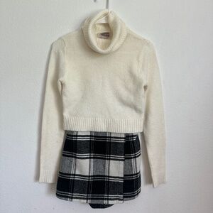 TURTLENECK CROPPED WHITE SWEATER